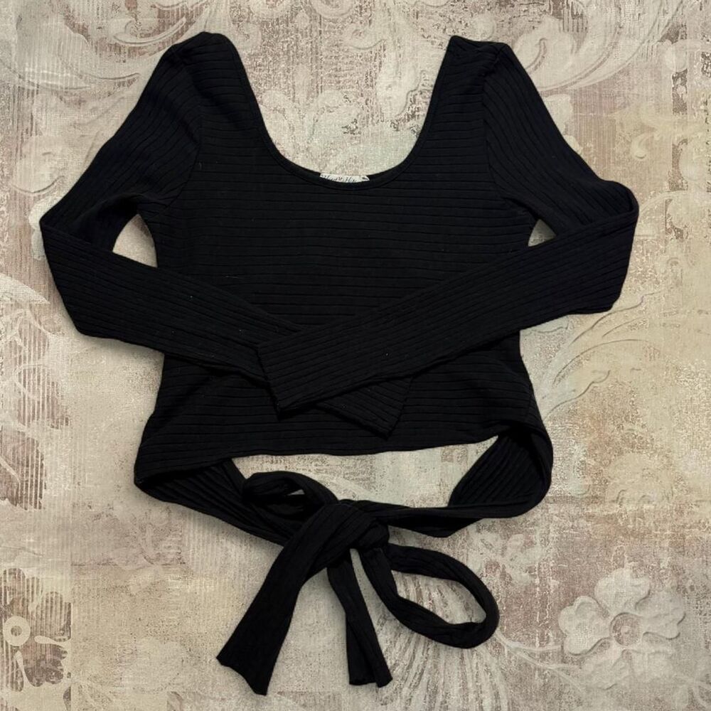 Heart-hips Women's Black Crop-top